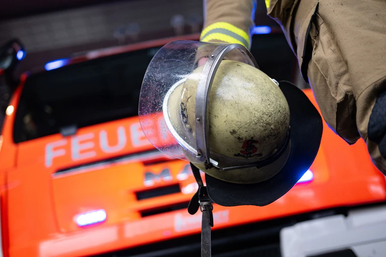 Die Feuerwehr löscht das Feuer im Dachstuhl eines Wohnhauses. (Symbolbild) — © Marijan Murat/dpa