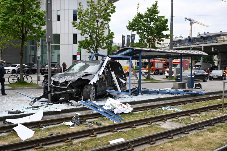 Das Auto fuhr in ein Haltestellenhäuschen nahe der Donnersbergerbrücke. — © Felix Hörhager/dpa