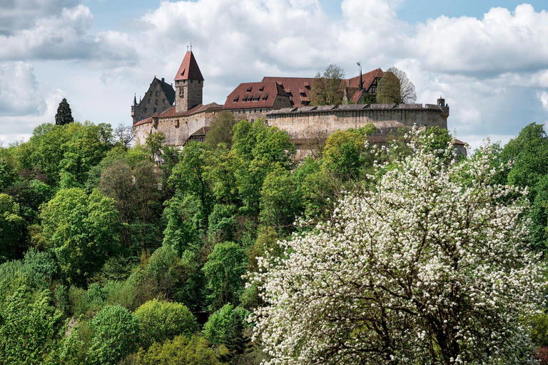 Weithin sichtbar: die Veste Coburg (Archivbild) — © Daniel Vogl/dpa