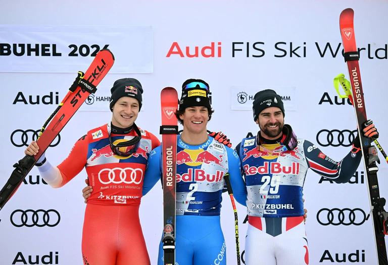 Superstar Marco Odermatt (links) muss weiter auf seinen ersten Abfahrtssieg in Kitzbühel warten. — © Barbara Gindl/APA/dpa