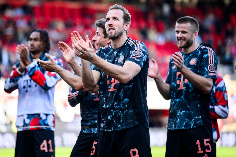 Meldeten sich nach dem Champions-League-Aus eindrucksvoll zurück: Harry Kane (M.) und die Bayern. — © Tom Weller/dpa