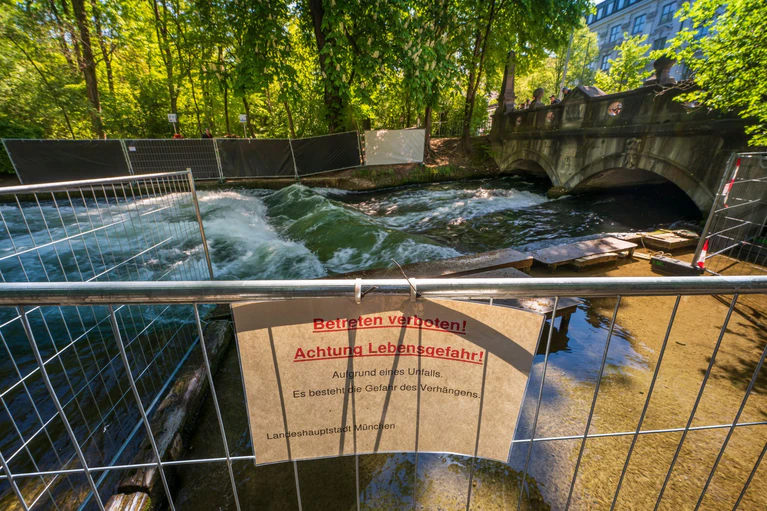 Nach einem tödlichen Surfunfall soll zur Ermittlung der Ursache das Wasser an der Eisbachwelle abgesenkt werden.  — © Peter Kneffel/dpa