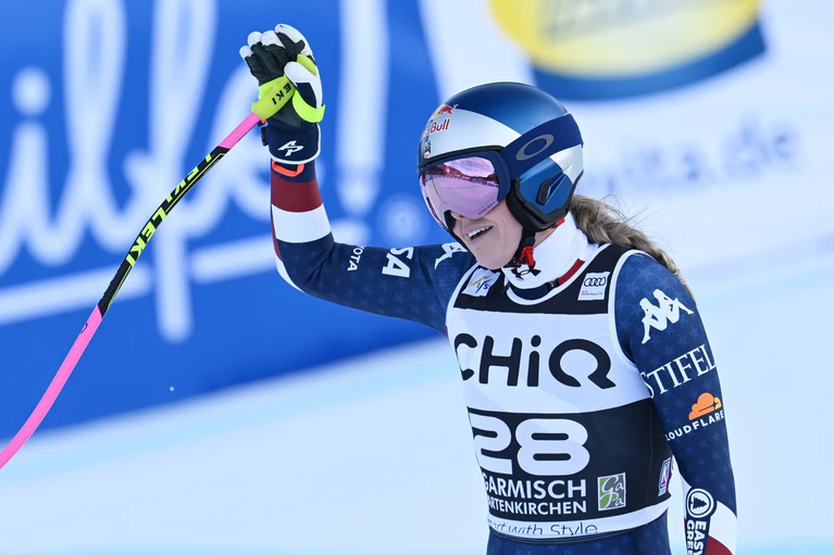 Lindsey Vonn winkt nach ihrem Ausscheider den Fans. — © Angelika Warmuth/dpa