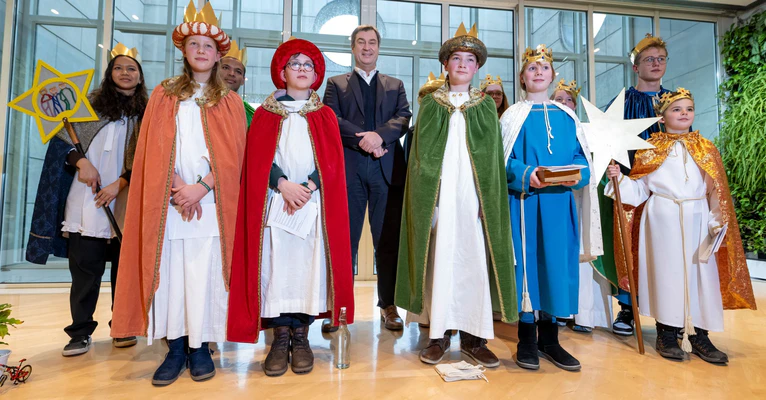 Auch Politiker bekommen Besuch von den Sternsingern - wie etwa Ministerpräsident Söder Anfang 2024 in seiner Staatskanzlei. (Archivbild) — © Peter Kneffel/dpa