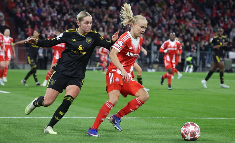 Pernille Harder (r) war im Hinspiel gleich zweimal erfolgreich. — © Karl-Josef Hildenbrand/dpa