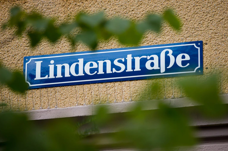 Blick auf das Straßenschild «Lindenstraße». — © picture alliance / dpa