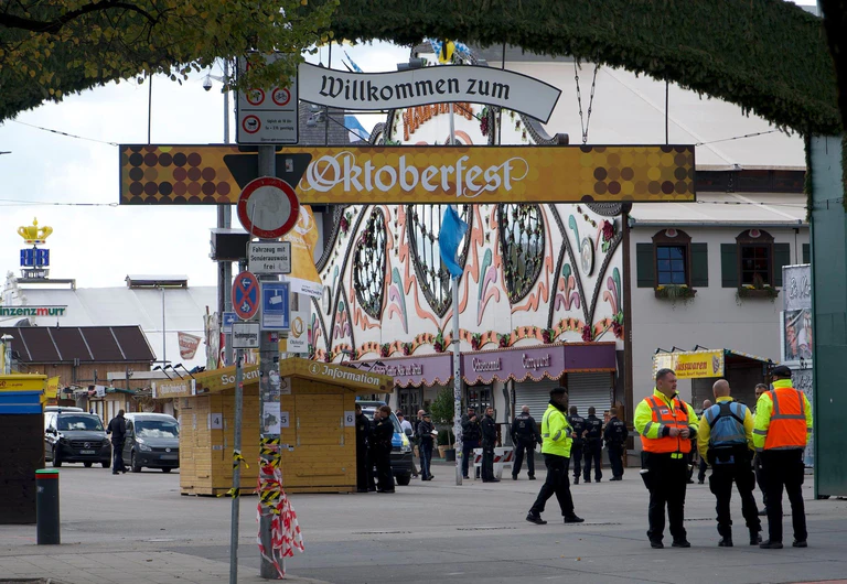 Bis 17.30 Uhr blieb das Oktoberfest nach einer Drohung geschlossen.  — © Michael Faulhaber/dpa