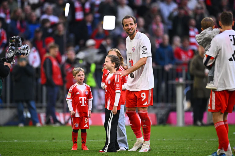 Harry Kane genießt seine zweite Meisterschaft mit dem FC Bayern mit seinen Kindern. — © Tom Weller/dpa
