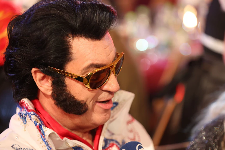 Markus Söder als Elvis Presley. — © Karl-Josef Hildenbrand/dpa