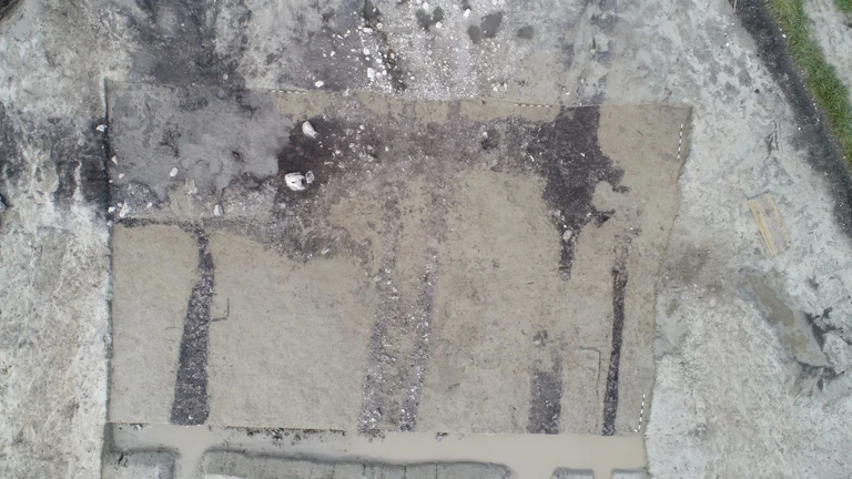 Bei archäologischen Ausgrabungen sind im Landkreis Weilheim-Schongau Funde an einem bronzezeitlichen Gräberfelder und an einer Straße aus der Römerzeit gesichert worden. Das Foto zeigt Fahrspuren der Straße aus der römischen Kaiserzeit. — © Lutz Kunstmann/Firma Archbau/dpa