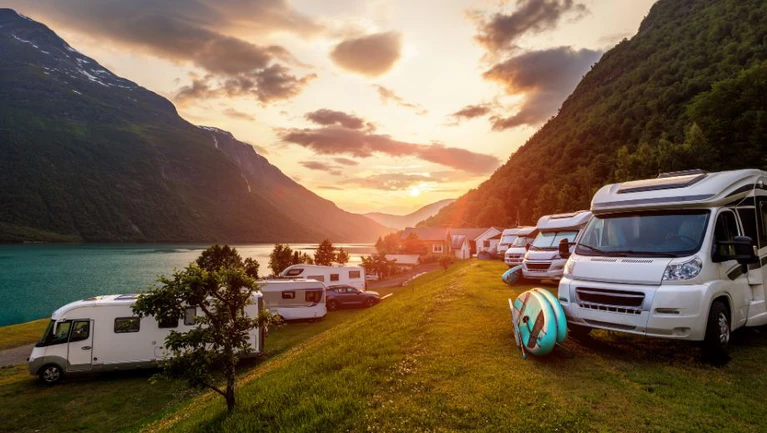 Camping Campingplatz Wohnwagen Wohnmobil — © cookelma / iStock