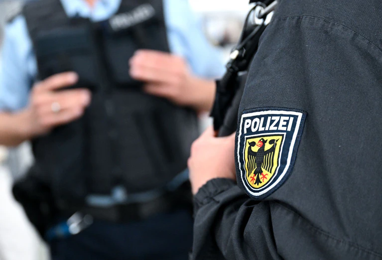 Am frühen Morgen rückt die Bundespolizei zu einem Einsatz an der Bahnstrecke zwischen Nürnberg und Bamberg aus. (Symbolbild) — © Sven Hoppe/dpa