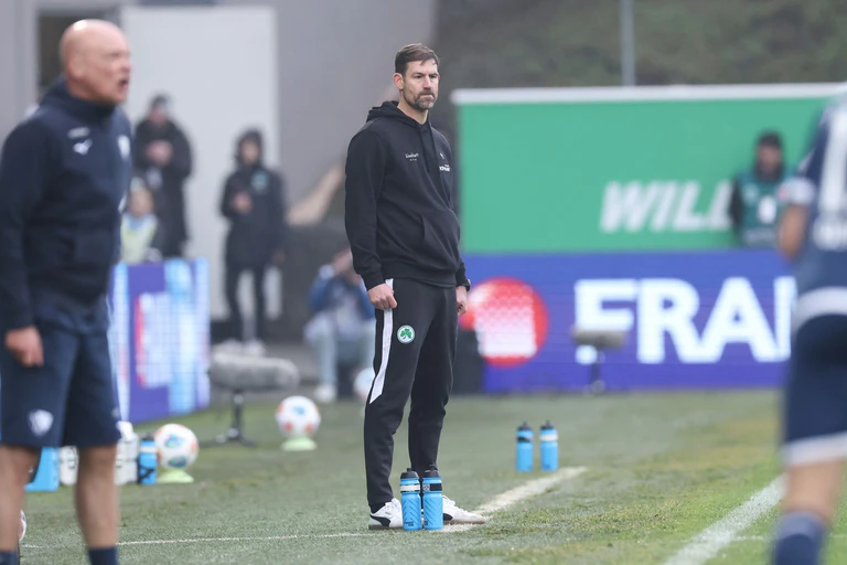 Fürths Trainer Thomas Kleine steht konsterniert am Spielfeldrand. — © Daniel Löb/dpa
