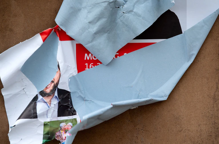 Zerstörte Wahlplakate, aber auch Gewaltdelikte: Politiker werden oft zur Zielscheibe. (Symbolbild) — © Sven Hoppe/dpa