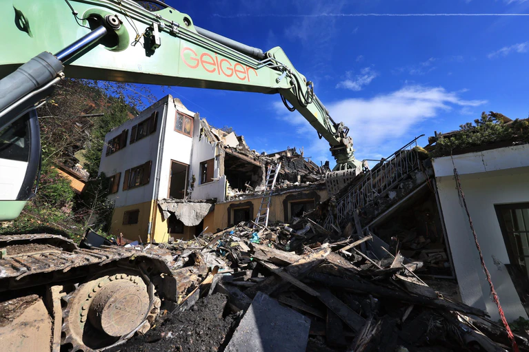 Bei dem Großbrand in einem Mitarbeiterhaus eines Hotels im Ferienort Balderschwang ist ein Millionenschaden entstanden. — © Karl-Josef Hildenbrand/dpa
