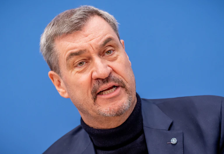 «Eine Stunde Mehrarbeit in der Woche würde uns enorm viel Wirtschaftswachstum bringen», sagt Söder. (Archivbild) — © Michael Kappeler/dpa