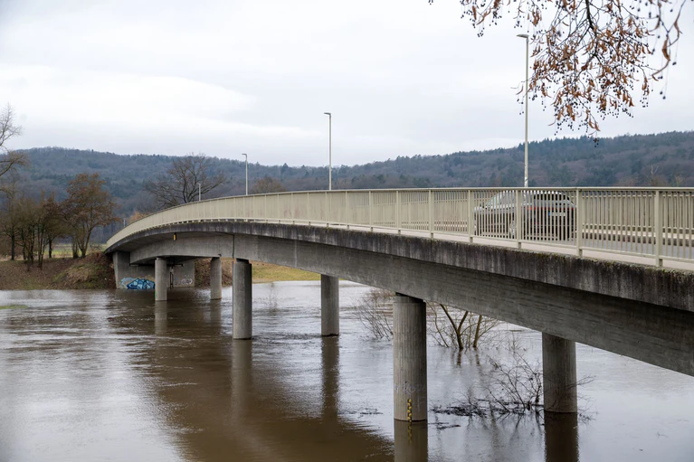 Der Main bei Bamberg führt Hochwasser. — © Pia Bayer/dpa