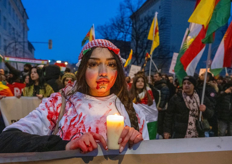 Eine Teilnehmerin der prokurdischen Demonstration in der Münchner Innenstadt. — © Stefan Puchner/dpa