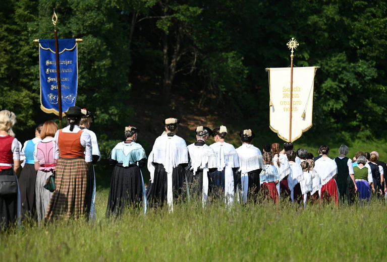 Eine Fronleichnamsprozession in Bayern auf dem Land. (Archivbild) — © Angelika Warmuth/dpa