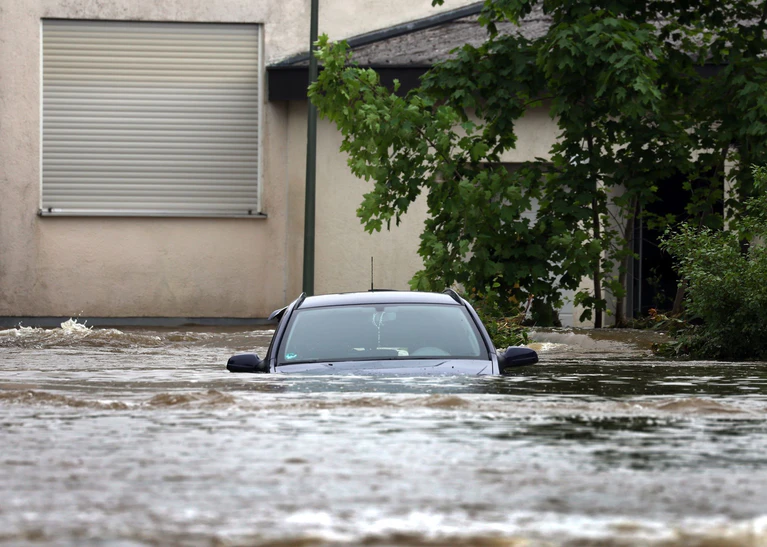 Das Hochwasser der Mindel hatte Teile Offingens Anfang Juni überflutet. (Archivbild) — © Karl-Josef Hildenbrand/dpa