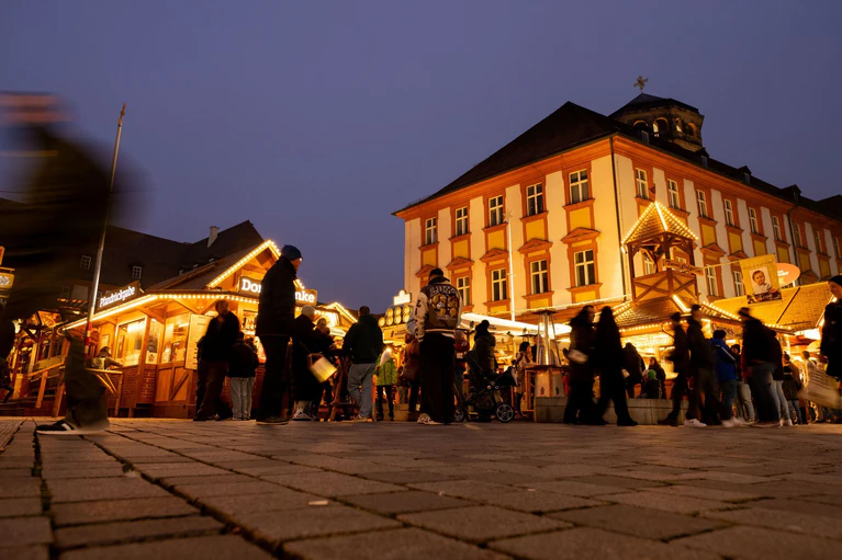 Das Winterdorf in der Bayreuther Fußgängerzone verbreitet schon ab Mitte Oktober weihnachtliche Stimmung. (Archivbild) — © Pia Bayer/dpa