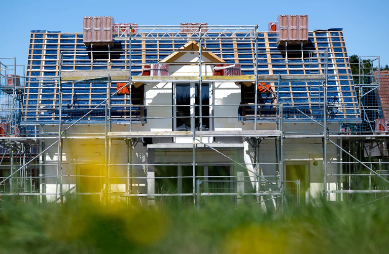 Mit steuerlichen Anreizen muss der Bund nach Ansicht der Fraktionschefs von CDU und CSU aus Baden-Württemberg und Bayern den Wohnungsbau in Deutschland wieder in Schwung bringen. (Illustration)  — © Sven Hoppe/dpa