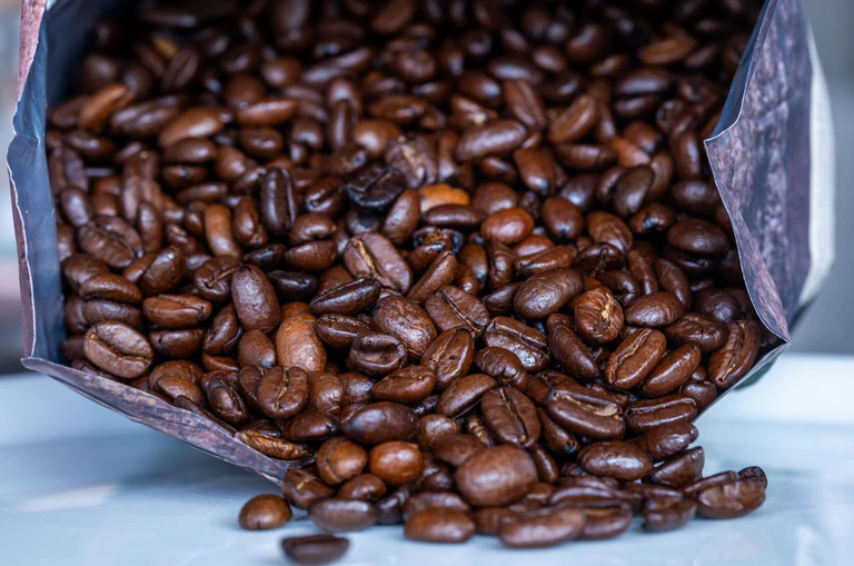 Mit Diebesgut in Form von unter anderem 200 Packungen Kaffee sind mutmaßliche Langfinger im Landkreis Miltenberg gestellt worden. (Symbolbild) — © Jens Büttner/dpa