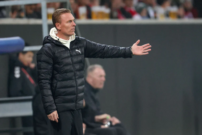 Nächste Niederlage: Leonhard Haas gibt am Spielfeldrand Anweisungen. — © Daniel Löb/dpa