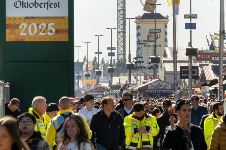 Soll die Wiesn Eintritt kosten? — © Peter Kneffel/dpa