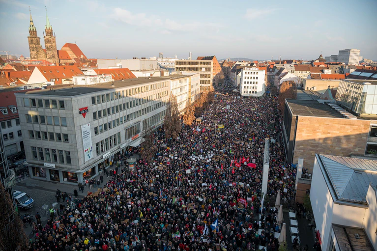Auch in Nürnberg gingen Zehntausende auf die Straße.  — © Daniel Vogl/dpa