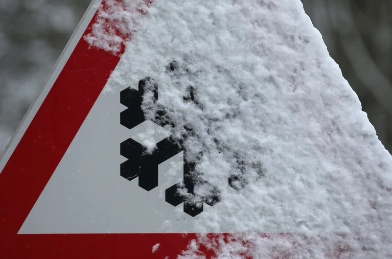 Bei winterlichen Straßenverhältnissen sind in Bayern einige Unfälle passiert. (Symbolbild) — © Karl-Josef Hildenbrand/dpa