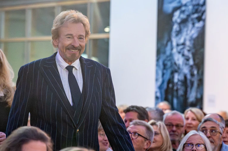 Moderator Thomas Gottschalk will sich nach einem Abschied aus dem TV-Geschäft für mindestens ein Jahr aus der Öffentlichkeit zurückziehen und reisen. (Archivbild) — © Armin Weigel/dpa