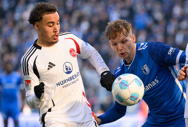Nürnbergs Rafael Lubach (l) kämpft mit Magdeburgs Philipp Hercher um den Ball. — © Hendrik Schmidt/dpa