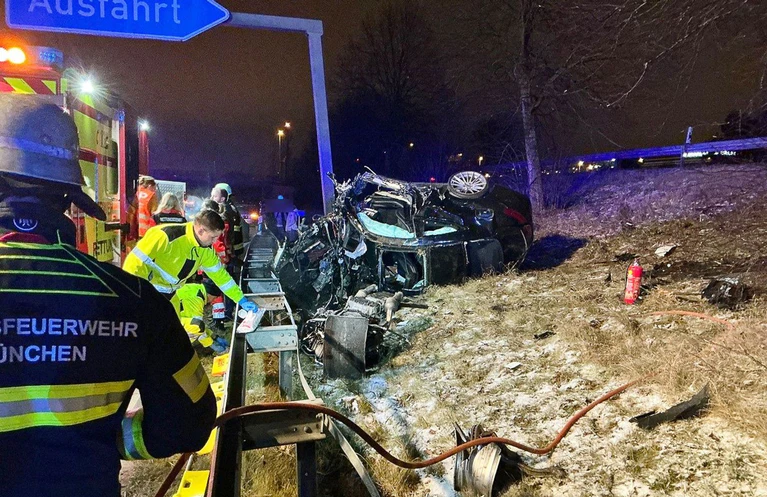 Mehrere Helfer und Helferinnen reagierten laut Feuerwehr vorbildlich und versorgten den verletzten Fahrer. — © -/Berufsfeuerwehr München/dpa