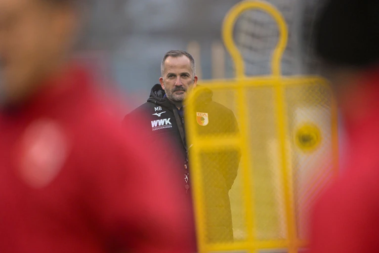 Manuel Baum hat beim FC Augsburg alles im Blick. (Archivbild) — © Peter Kneffel/dpa