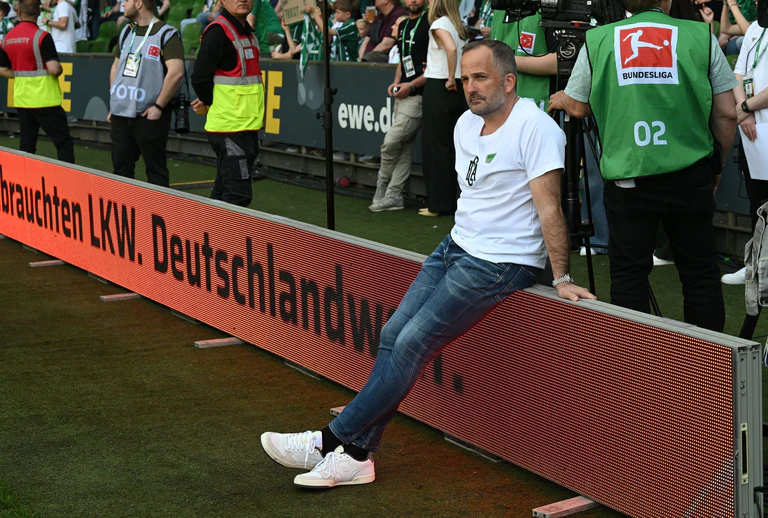 Lässig vor dem Spiel bei Werder, zufrieden danach: Augsburgs Trainer Manuel Baum.  — © Carmen Jaspersen/dpa