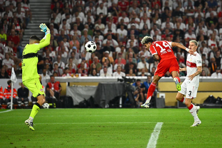 Erstes Pflichtspiel für die Bayern, erstes Tor: Luis Díaz trifft per Kopf. — © Tom Weller/dpa