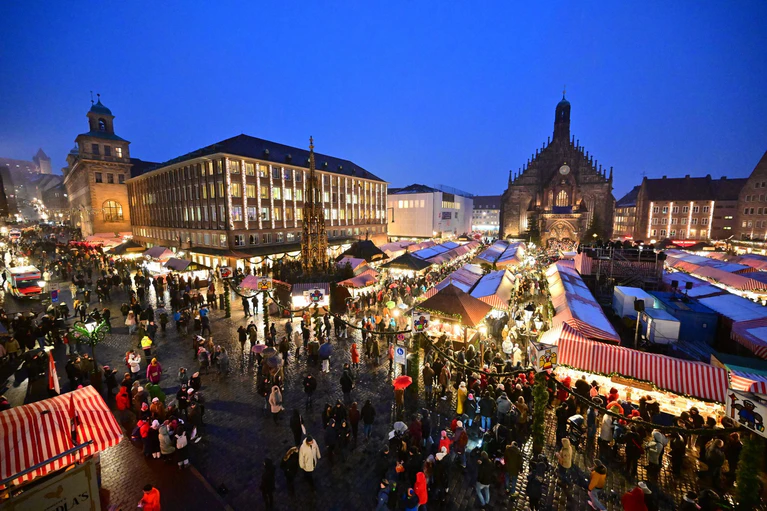 Der Einzelhandel in Bayern hofft, dass die Weihnachtsmärkte sich positiv aufs Geschäft auswirken. (Archivbild) — © Matthias Merz/dpa
