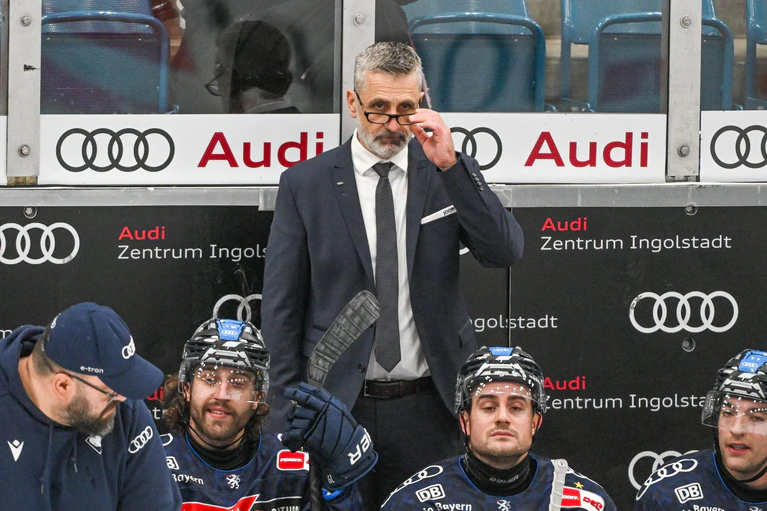 Mark French verlängerte zuletzt als Trainer in Ingolstadt. — © Armin Weigel/dpa