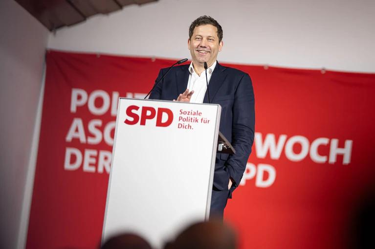 SPD-Parteichef Lars Klingbeil ging für seine Partei am politischen Aschermittwoch an den Start. — © Lukas Barth-Tuttas/dpa