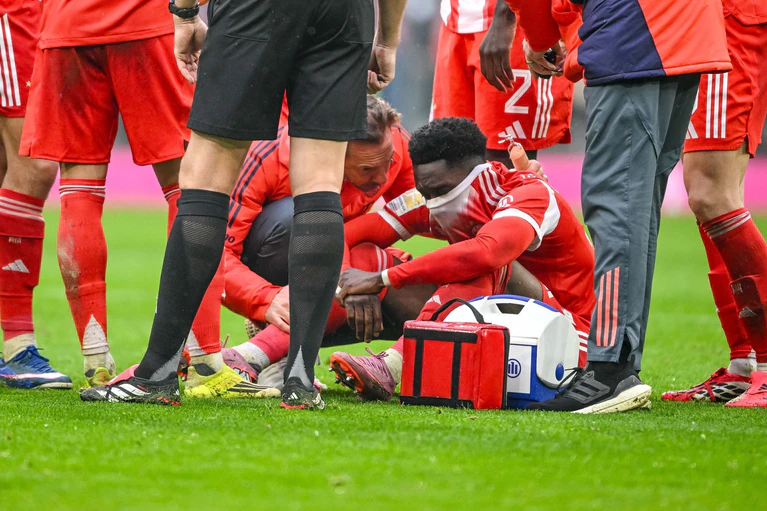 Alphonso Davies musste verletzt ausgewechselt werden. — © Harry Langer/dpa