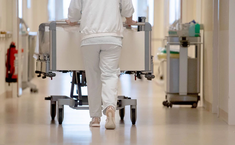 Die Reform soll Finanzdruck auf die Kliniken verringern. (Archivbild) — © Marijan Murat/dpa