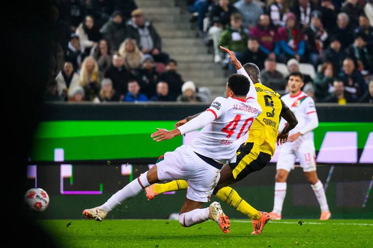 Serhou Guirassy (M) erzielt das 1:0 für Dortmund. — © Tom Weller/dpa