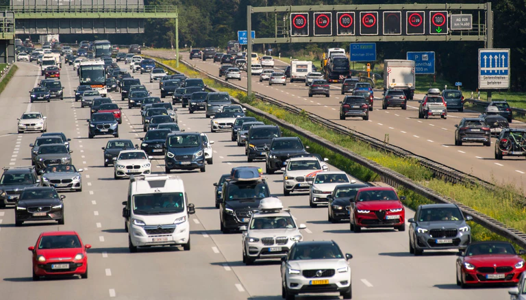 Für die Herbstferien sagt der ADAC Staus vorher. (Symbolbild) — © Stefan Puchner/dpa