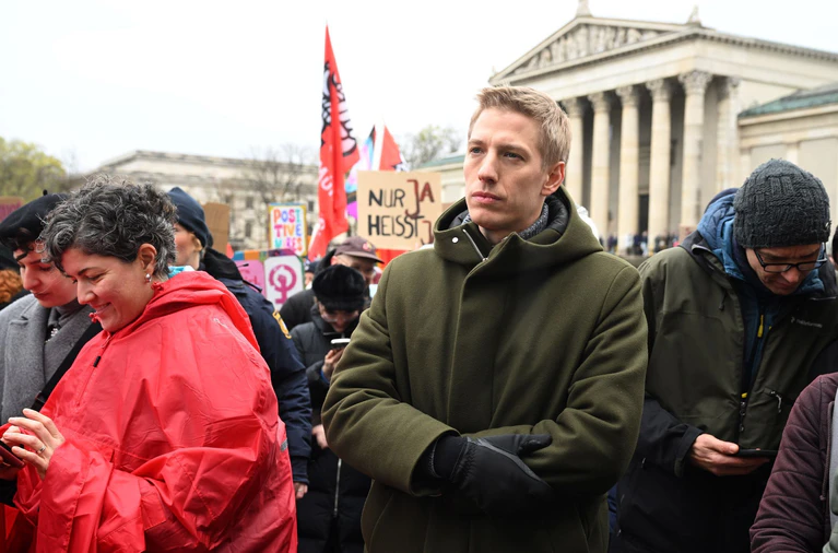 Auch Münchens designierter Oberbürgermeister beteiligte sich an dem Protest.  — © Felix Hörhager/dpa