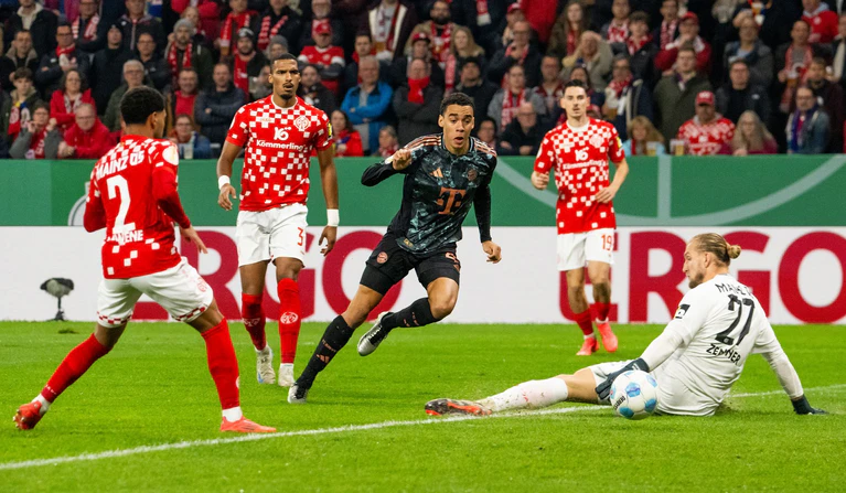 Der FC Bayern München hat mit einem klaren Sieg bei Mainz 05 das Pokal-Achtelfinale erreicht. — © Torsten Silz/dpa