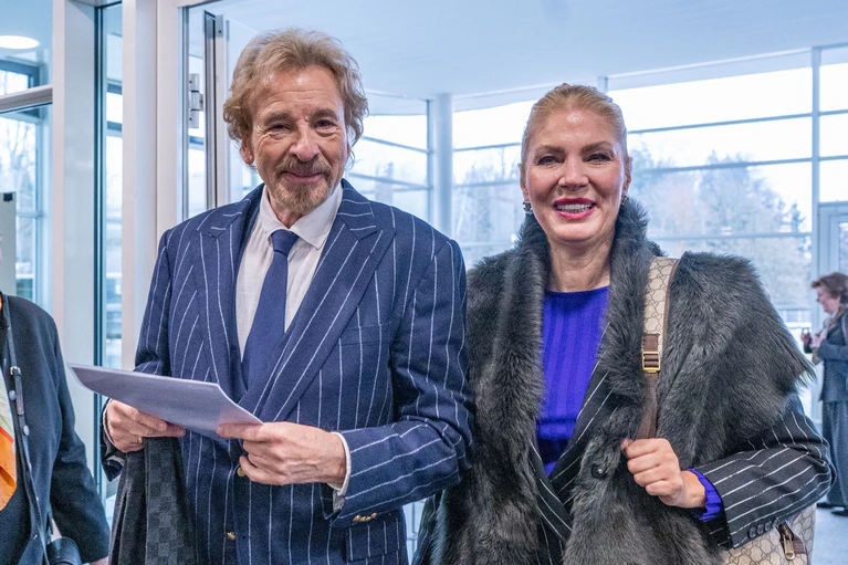 An Gottschalks Seite ist Ehefrau Karina. (Archivbild) — © Armin Weigel/dpa