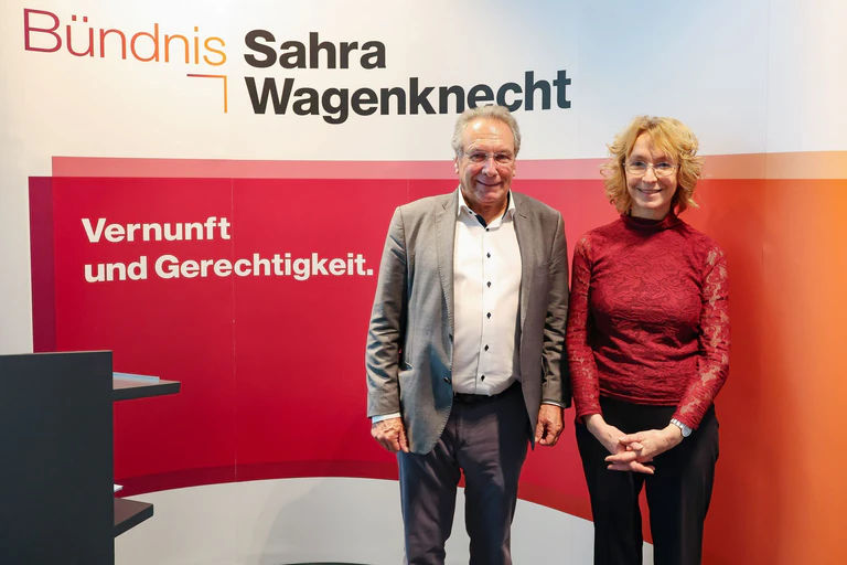Klaus Ernst (l) und Irmgard Freihoffer sind die beiden Landesvorsitzenden des BSW in Bayern.  — © Daniel Löb/dpa