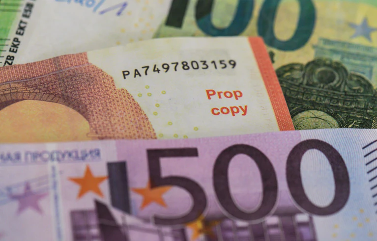 Ermittler aus Ingolstadt haben eine Falschgeld-Werkstatt ausgehoben. (Symbolbild) — © Boris Roessler/dpa