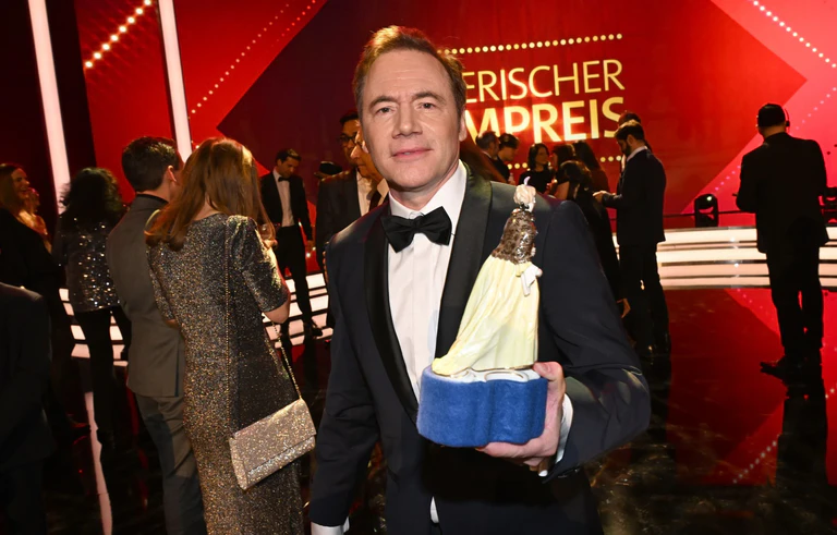 Michael «Bully» Herbig hält den Bayerischen Filmpreis in den Händen. — © Felix Hörhager/dpa